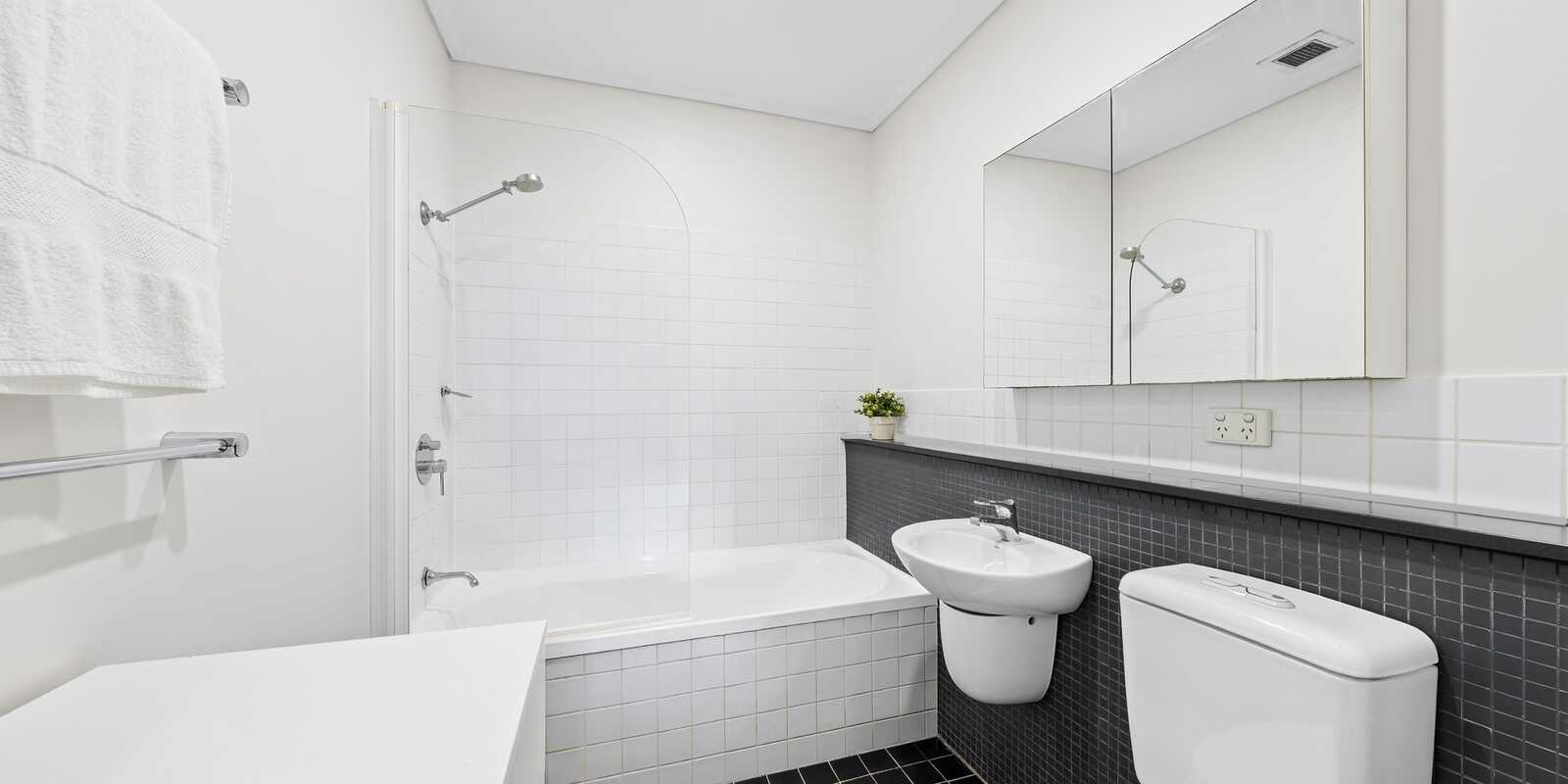 C33/240 Wyndham Street Alexandria