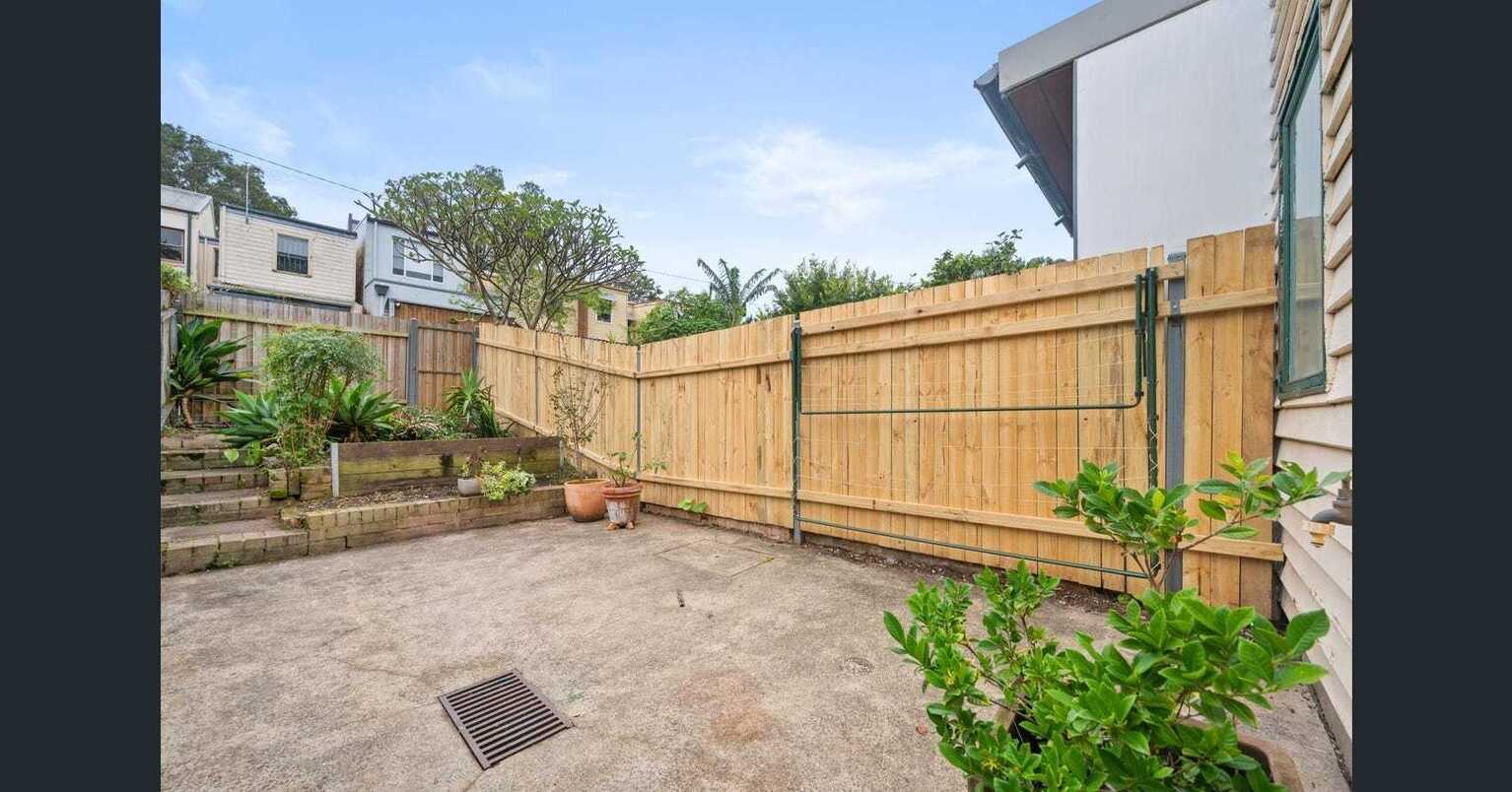 17/8 MacIntosh Street Mascot