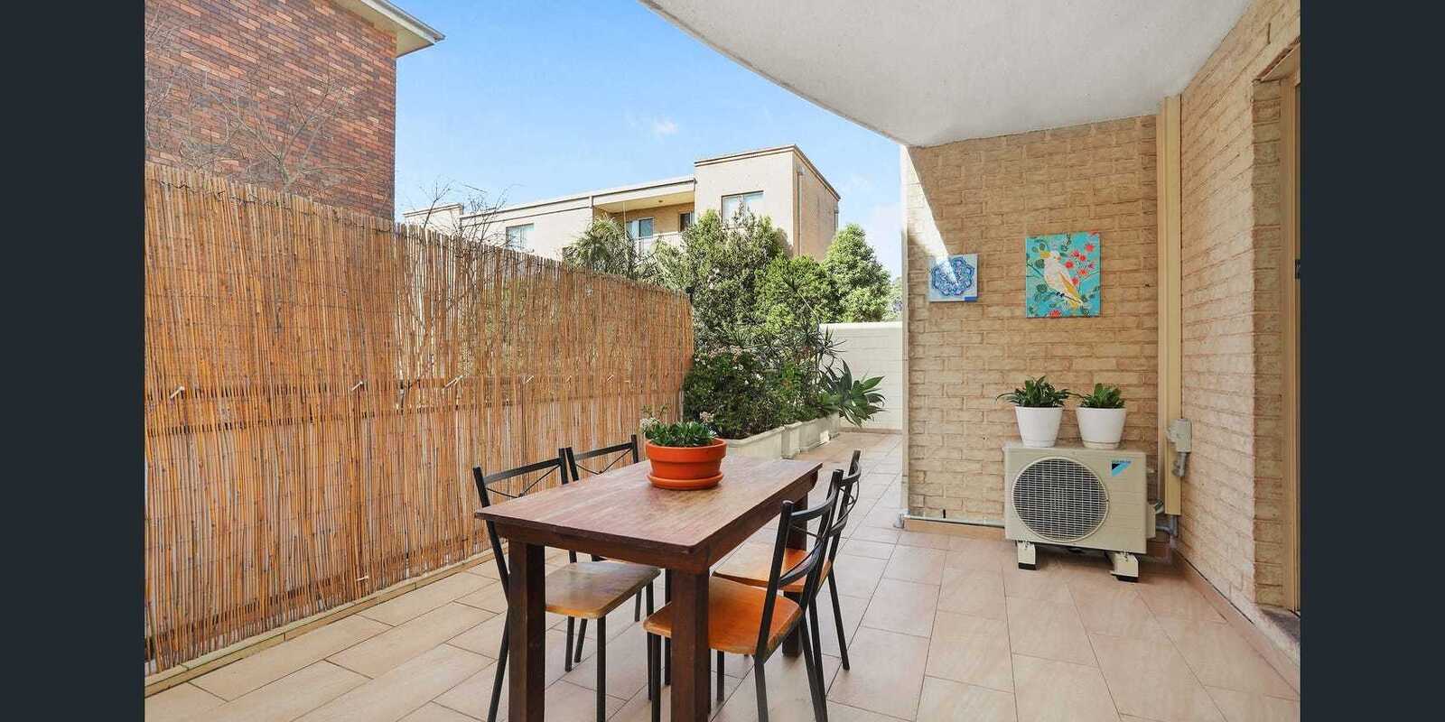 17/8 MacIntosh Street Mascot