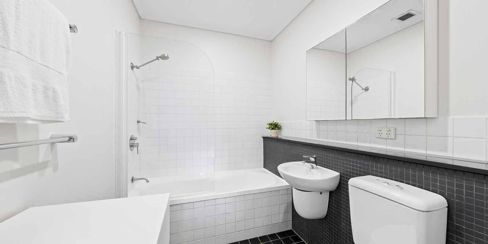 C33/240 Wyndham Street Alexandria