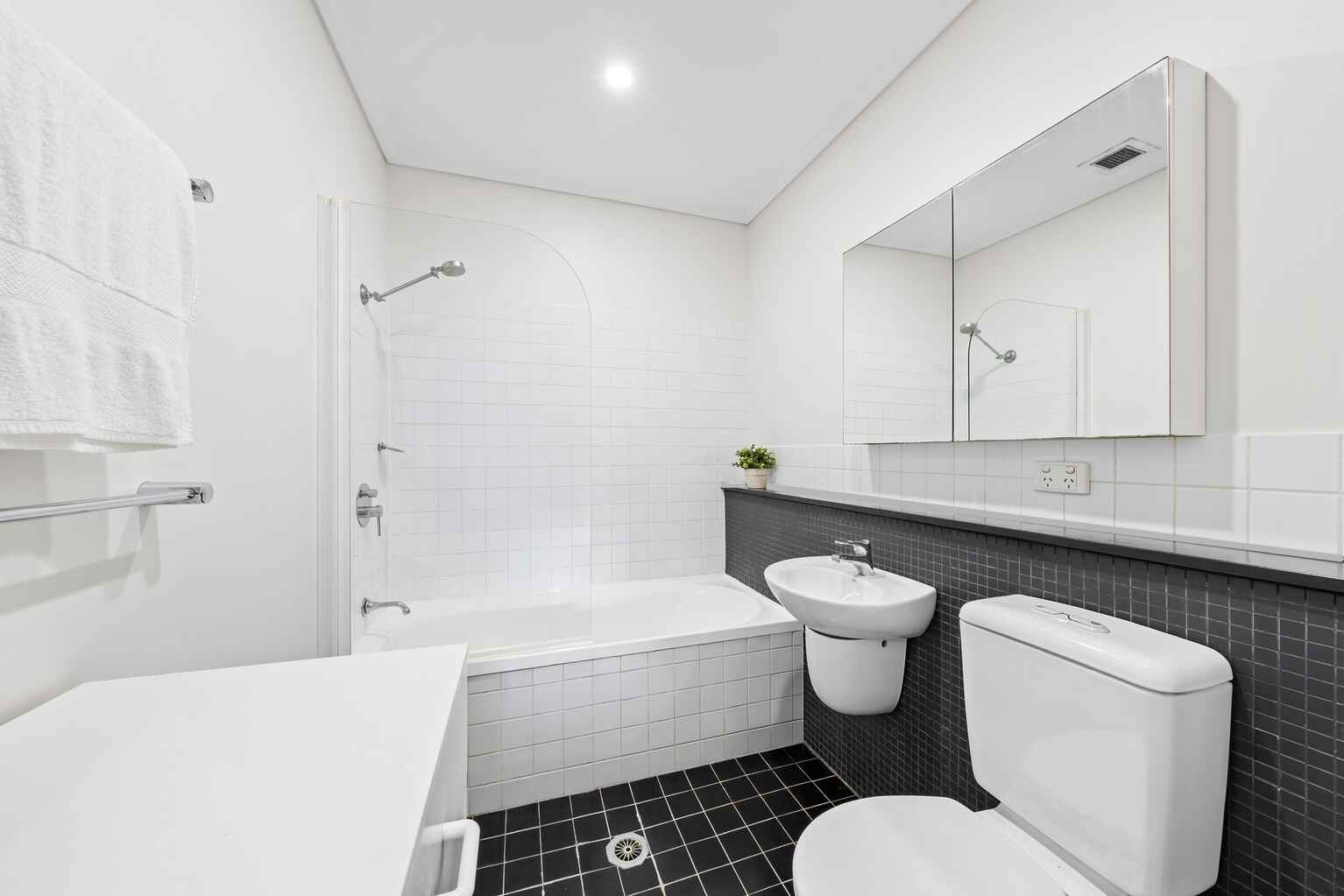 C33/240 Wyndham Street Alexandria